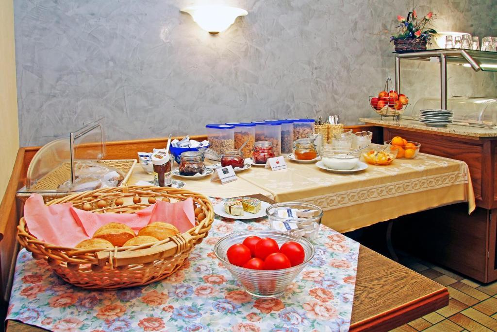Hotel Zewener Hof - Garni Treviri Esterno foto